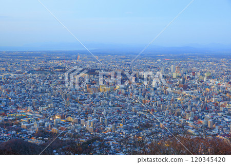 從藻岩山展望台眺望札幌 從藻岩山展望台眺望札幌 120345420