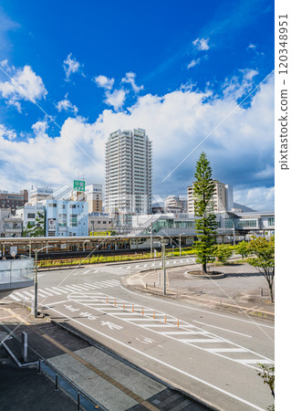 從JR清水站東口眺望藍天的JR清水站和摩天大樓（靜岡縣） 120348951