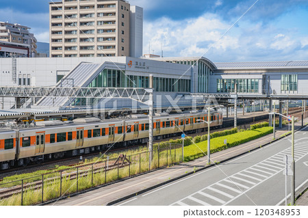 JR清水站東口及遠處高樓林立的景象,藍天白雲之下(靜岡縣) JR清水站東口及遠處高樓林立的景象,藍天白雲之下(靜岡縣) 120348953