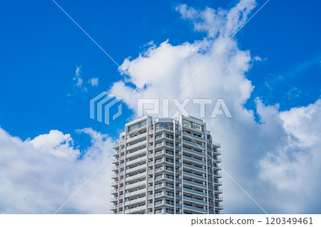 從JR清水站東口眺望藍天的塔樓公寓街景(靜岡縣) 從JR清水站東口眺望藍天的塔樓公寓街景(靜岡縣) 120349461