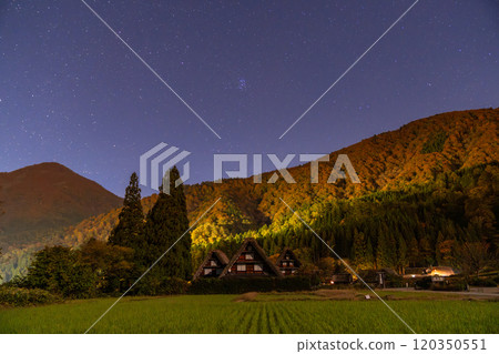【岐阜縣】秋天的白川鄉，星空下的合掌造村落 120350551