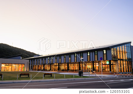 黃昏的千野塔(本館及別館) 日本最大的木造ZEB建築 黃昏的千野塔(本館及別館) 日本最大的木造ZEB建築 120353101