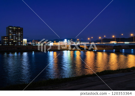 薩摩川內市夜景：橋上的燈光倒映在仙台河上 120353364