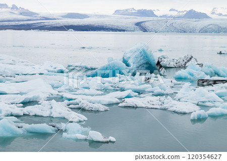 Icebergs on water, Jokulsarlon glacial lake, Iceland Icebergs on water, Jokulsarlon glacial lake, Iceland 120354627