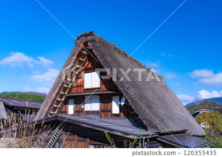 [World Heritage Site] Shirakawa-go in full autumn color [Gifu Prefecture] 120355435