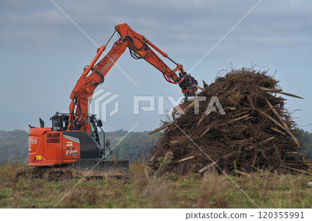 FRANCE, GIRONDE, NAUJAN-ET-POSTIAC, BORDEAUX VINEYARD UPROOTING CAMPAIGN WITH BACKHOE LOADER 120355991