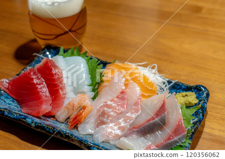 Enjoy delicious sashimi and a drink in the evening 120356062
