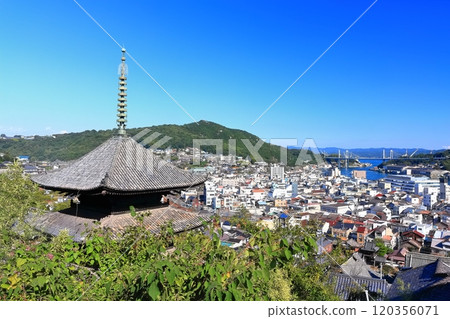 [Hiroshima Prefecture] Three-story pagoda and the streetscape of Onomichi on a clear day (Tenneiji Temple) 120356071