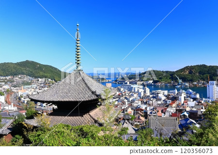 [廣島縣]晴天時的三層寶塔與尾道街景（天寧寺） 120356073