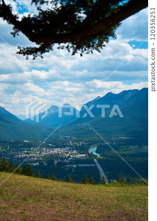 Beautiful scenic views of the mountain valley of Banff in the national park of Canada 120356251