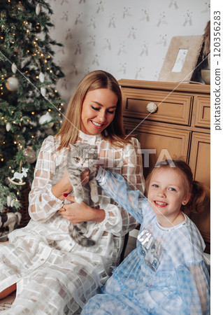 Daughter hugging mummy so tight Daughter hugging mummy so tight 120356283