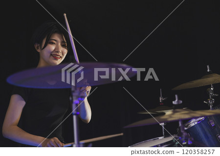 樂團現場表演 樂團現場表演 120358257