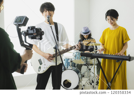 樂團現場表演 樂團現場表演 120358334