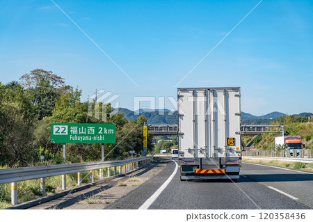 廣島縣福山市山陽高速公路福山西交流道出口附近行駛的卡車。 廣島縣福山市山陽高速公路福山西交流道出口附近行駛的卡車。 120358436