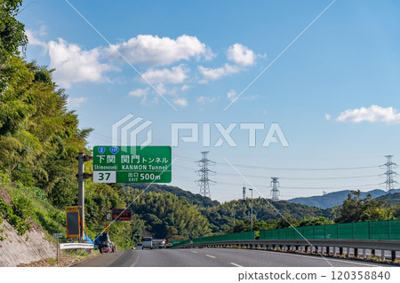 山口縣下關市中國高速公路下關IC出口附近行駛的客車 120358840