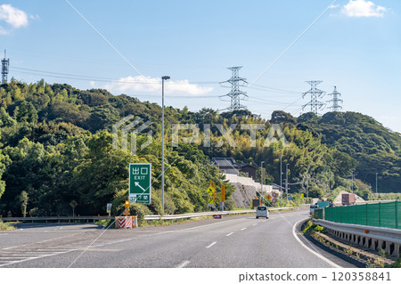 山口縣下關市中國高速公路下關IC附近行駛的客車 120358841
