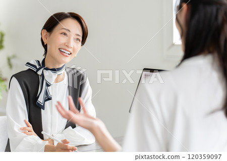 商業形象女性微笑 商業形象女性微笑 120359097