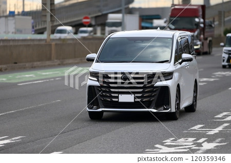 Minivan image 120359346