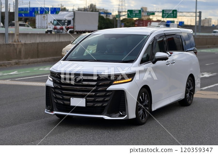 Minivan image 120359347