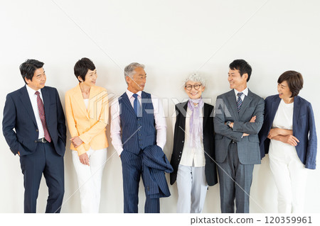 資深商人和職業女性 120359961