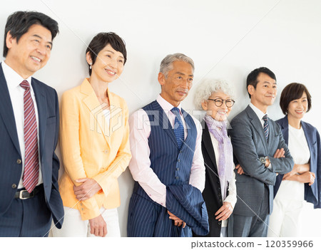 資深商人和職業女性 120359966