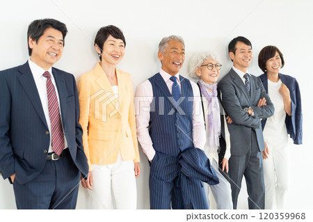 資深商人和職業女性 120359968