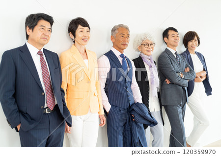 資深商人和職業女性 120359970