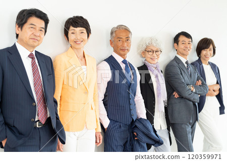 Senior generation businessmen and career women 120359971