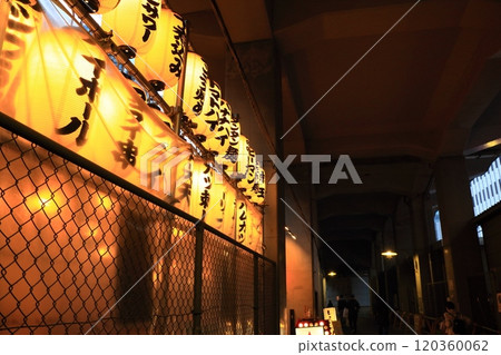 酒吧街戒備森嚴,酒吧燈籠 酒吧街戒備森嚴,酒吧燈籠 120360062