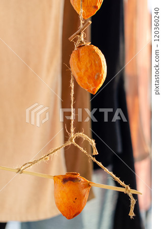 將待完成的柿乾與衣物一起掛起來晾乾 120360240