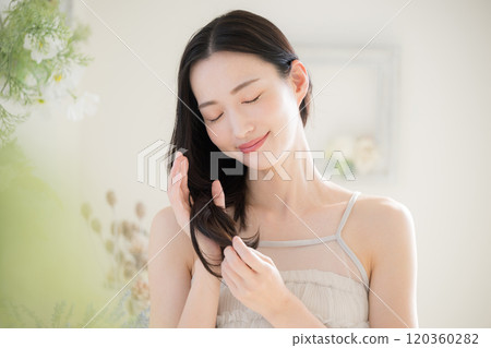 長髮閉眼年輕女性護髮美容植物形象 120360282