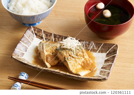 用鯖魚燜鯖魚 用鯖魚燜鯖魚 120361111