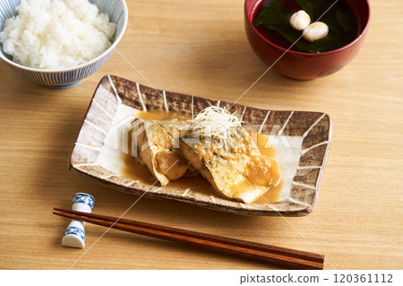 用鯖魚燜鯖魚 用鯖魚燜鯖魚 120361112