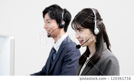 客戶中心工作人員正在接聽電話 120361738