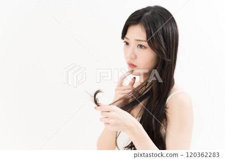 年輕女性擔心頭髮護理期間分叉 年輕女性擔心頭髮護理期間分叉 120362283