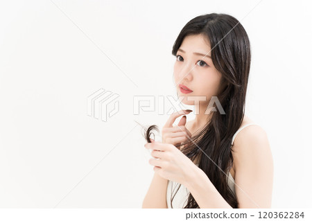 年輕女性擔心頭髮護理期間分叉 年輕女性擔心頭髮護理期間分叉 120362284