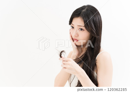 年輕女性擔心頭髮護理期間分叉 120362285