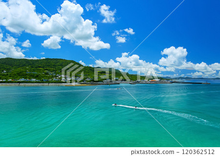 The beautiful sea of Okinawa: Sesoko Island 120362512