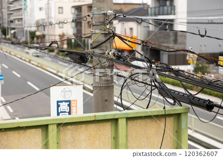 電線糾纏在一起 120362607