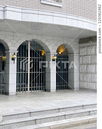 Western-style entrance and garage Western-style entrance and garage 120362862