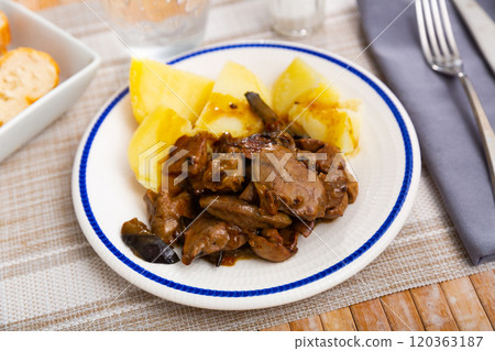 Roasted chicken liver with onion and baked potatoes 120363187