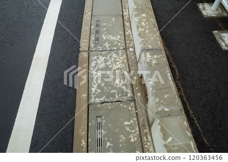 瀝青路濕路肩上的排水溝 瀝青路濕路肩上的排水溝 120363456