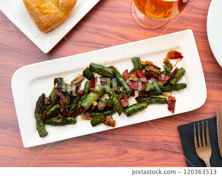 Grilled asparagus with ham and foie chips close up 120363513