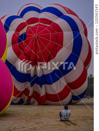 Pulled by balloons: Lake Biwa Higashiomi Balloon Fiesta 2024 Pulled by balloons: Lake Biwa Higashiomi Balloon Fiesta 2024 120363543