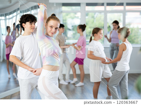 Teenagers learn to dance classical dances in choreography studio 120363667