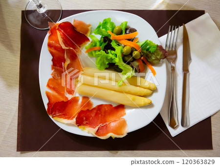 Popular Spanish tapas jamon with asparagus 120363829
