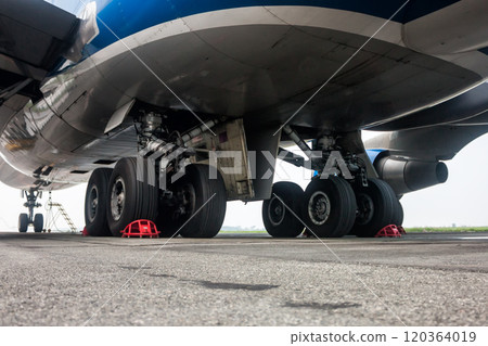 Landing gear of big wide body transport airplane 120364019