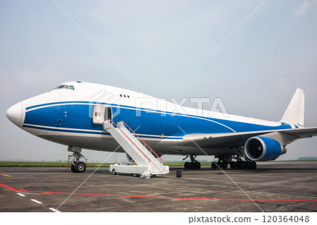 Cargo transport wide body airplane with opened door and boarding ramp 120364048