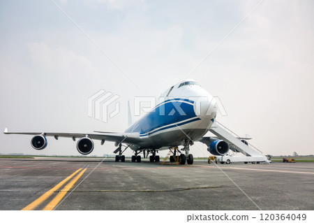 Cargo transport wide body airplane and boarding ramp 120364049