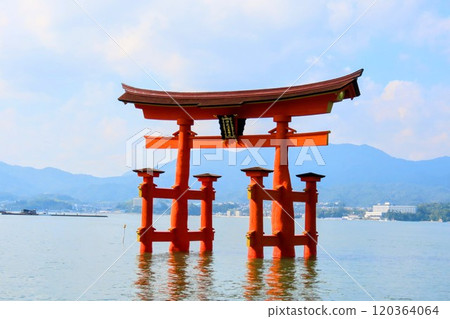 The Great Torii of Miyajima, one of Japan's three most scenic views of Aki 120364064